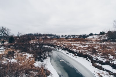 白雪皑皑的天空下，河水覆盖着白雪